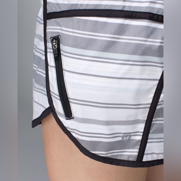Lululemon Tracker Short *2-way Stretch
Mini Groovy Stripe Dune Horizontal Black - Picture 6 of 9